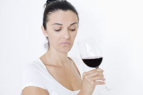 sieviete dzer vīnu, kā atmest
