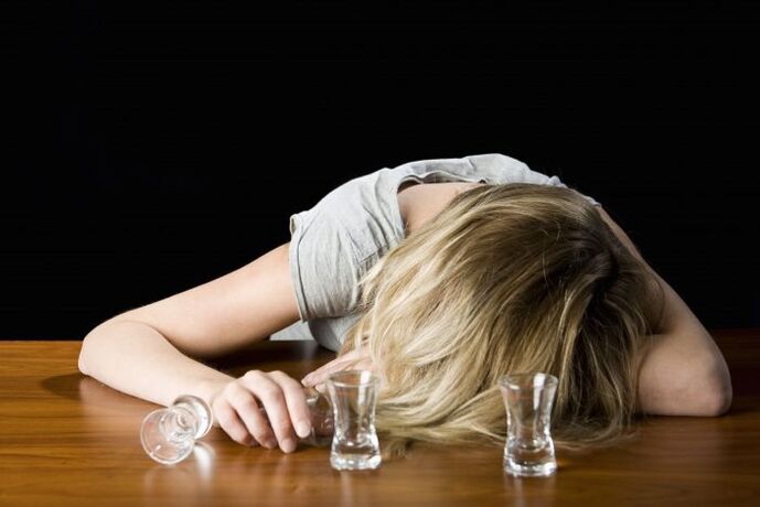 sieviete dzer alkoholu kā atmest
