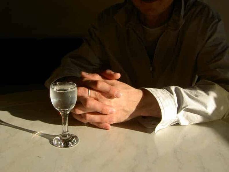 Ikdienā dzerot pat nelielas stiprā alkohola devas, cilvēkam veidojas alkohola atkarība