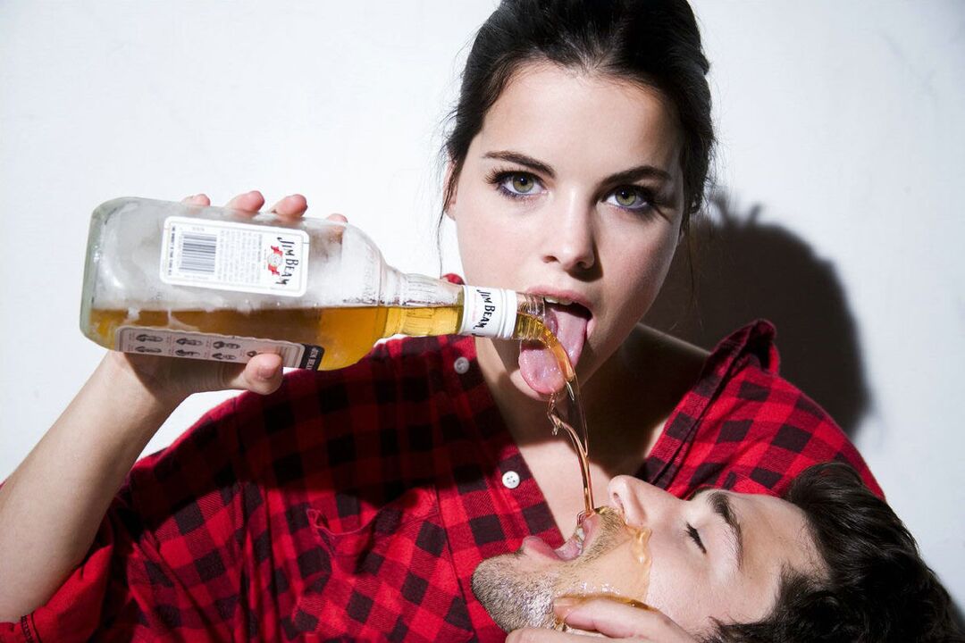 meitene pirms seksa aplej vīrieti ar alkoholu