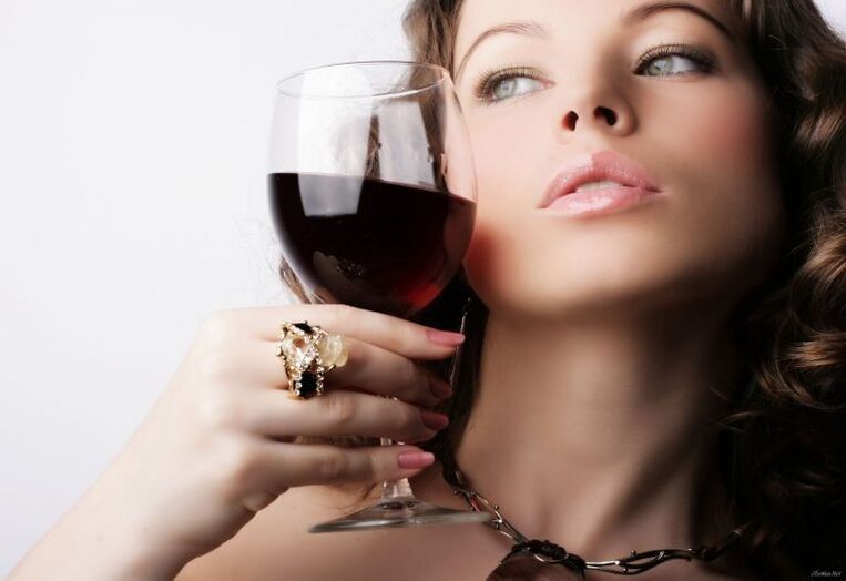 Arī bagāta sieviete ir uzņēmīga pret alkoholismu