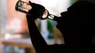 pirmās alkoholisma pazīmes un simptomi